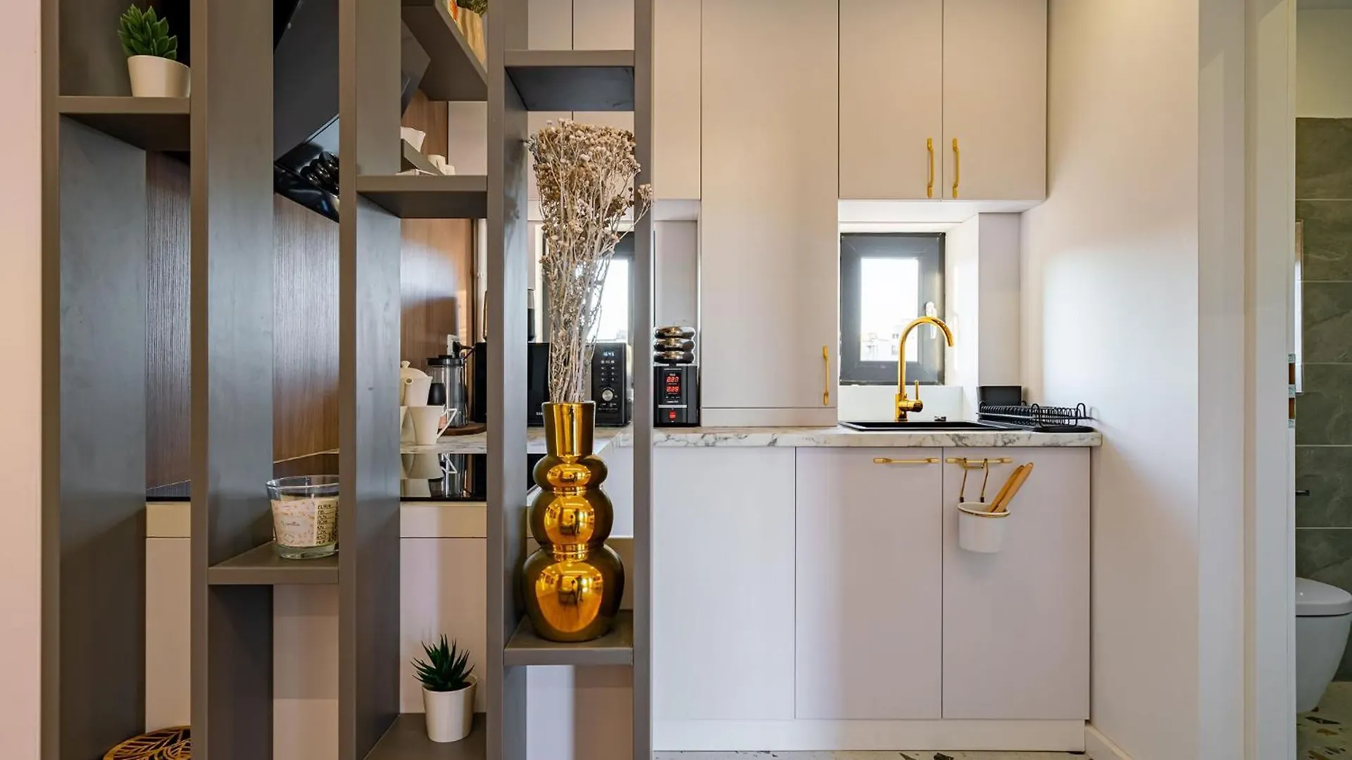 Golden View - Breathtaking Location - City Center Bükreş 0*,  Romanya