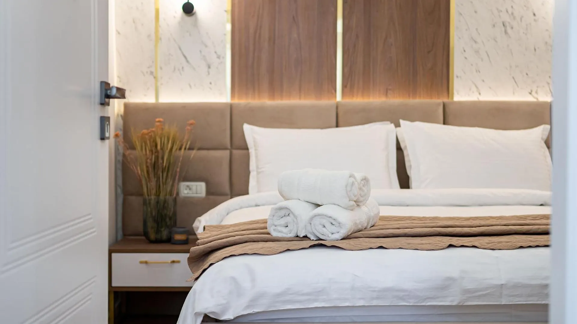 Daire Golden View - Breathtaking Location - City Center Bükreş