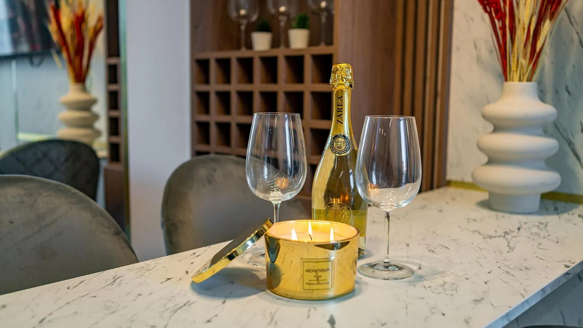 Golden View - Breathtaking Location - City Center Bükreş Daire