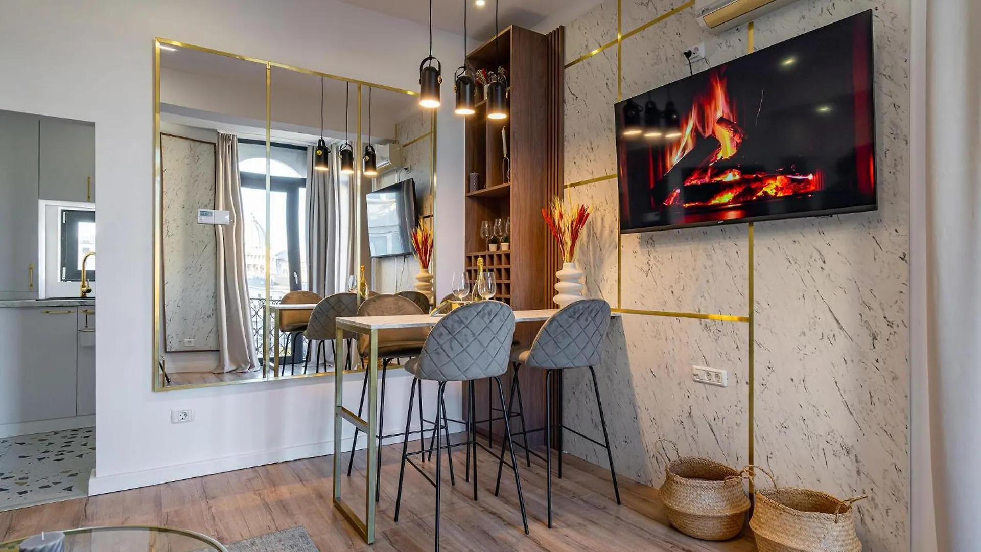 Golden View - Breathtaking Location - City Center Bükreş