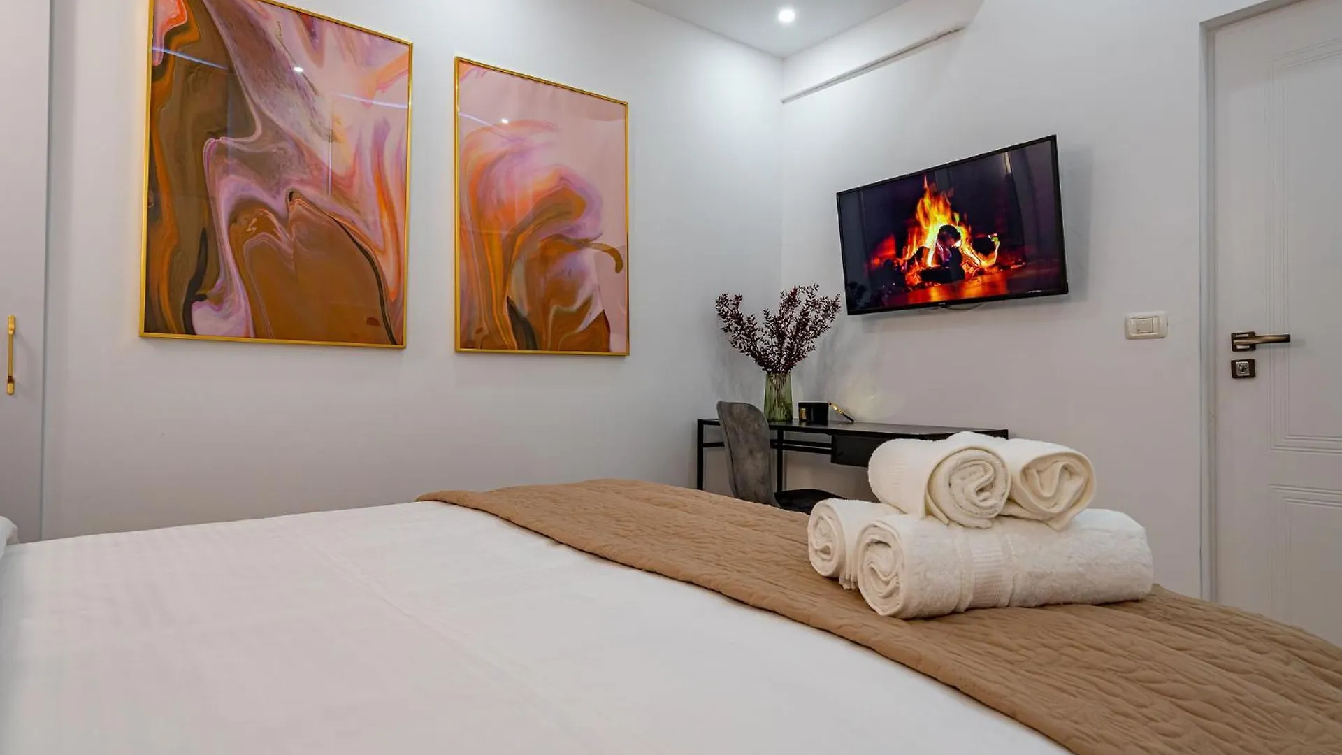 Daire Golden View - Breathtaking Location - City Center Bükreş